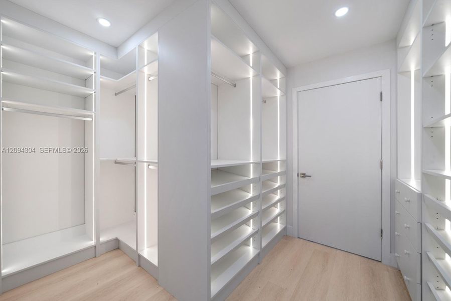 Spacious, unfurnished interior of a new home in , Hollywood (Image 24).