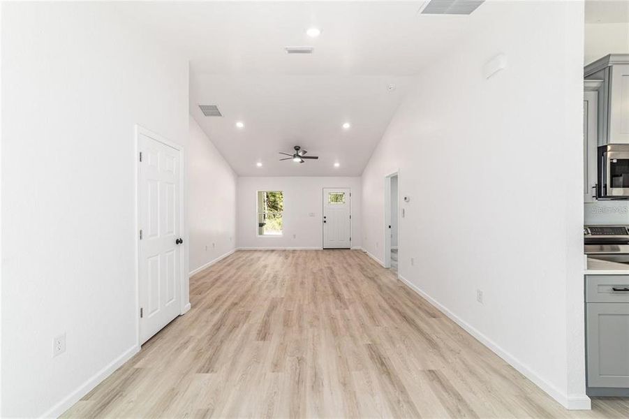 Spacious, unfurnished interior of a new home in , Ocala (Image 14).