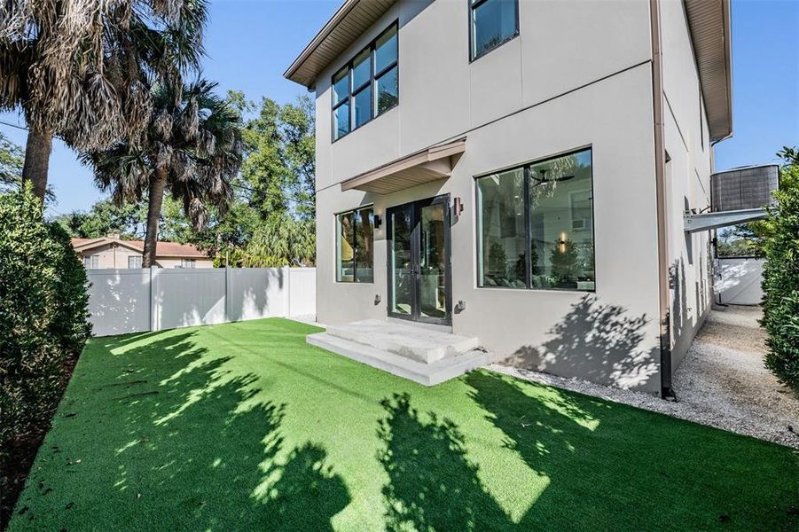 Exterior details and patio area of a home in , Tampa (Image 3).