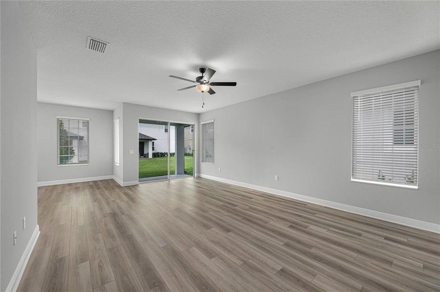 Spacious, unfurnished interior of a new home in Reunion Village, Kissimmee (Image 5).