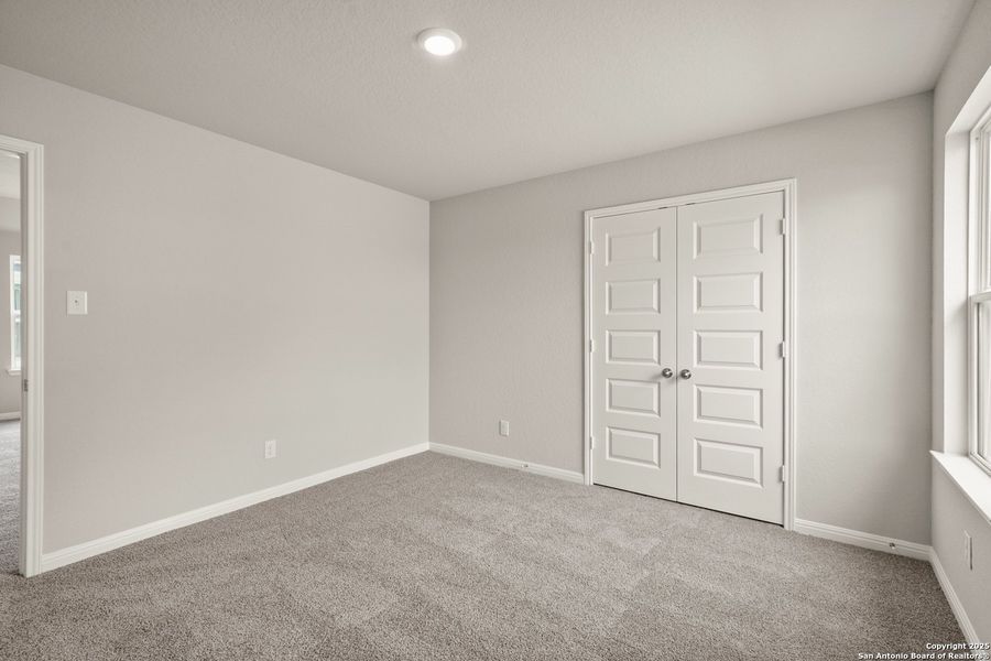 Spacious, unfurnished interior of a new home in Cinco Lakes, San Antonio (Image 13).