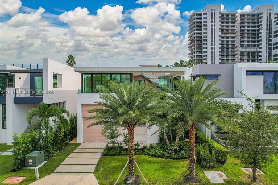 Condo located in Miami, FL showcasing its design and architecture (Image 3).