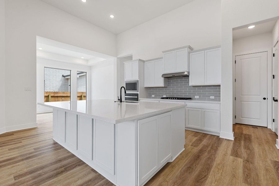Large Center Island in Kitchen Large Center Island in Kitchen