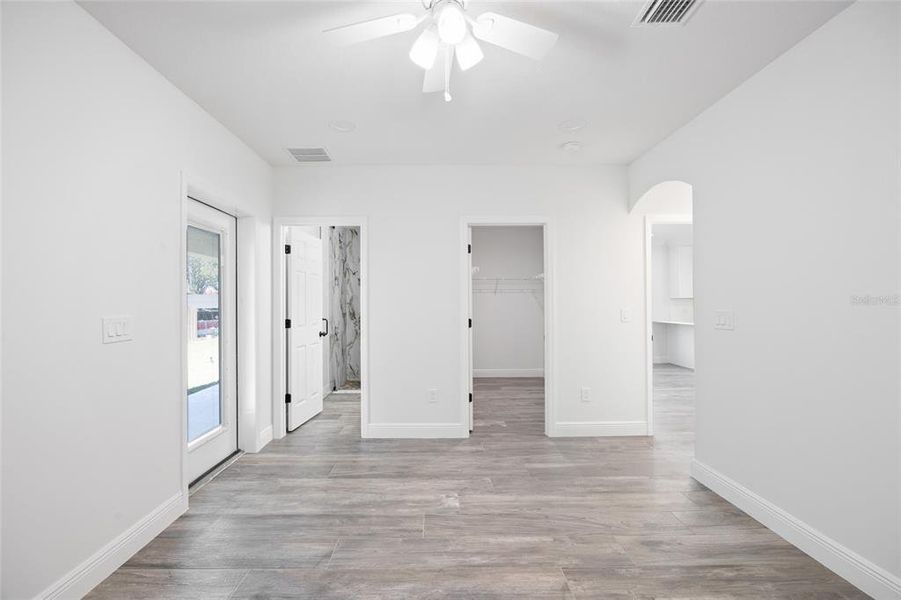 Spacious, unfurnished interior of a new home in , Plant City (Image 15).