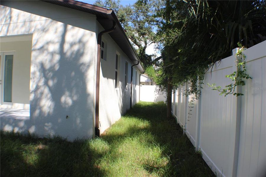 Exterior details and patio area of a home in , Tampa (Image 4).
