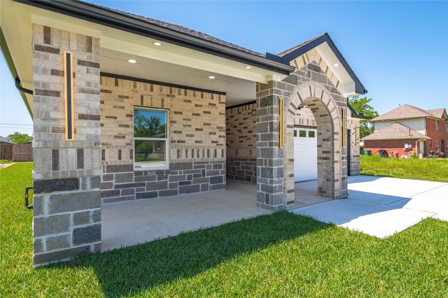 Exterior details and patio area of a home in , Houston (Image 30).
