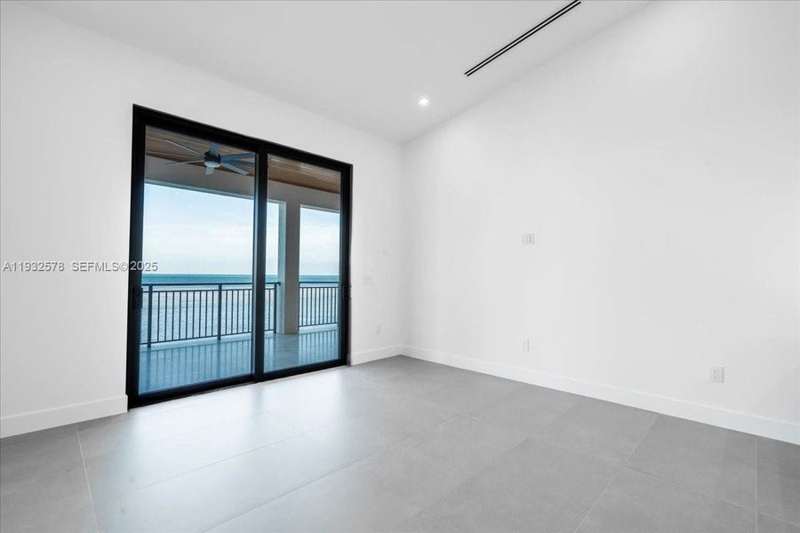 Spacious, unfurnished interior of a new home in , Marathon (Image 26).