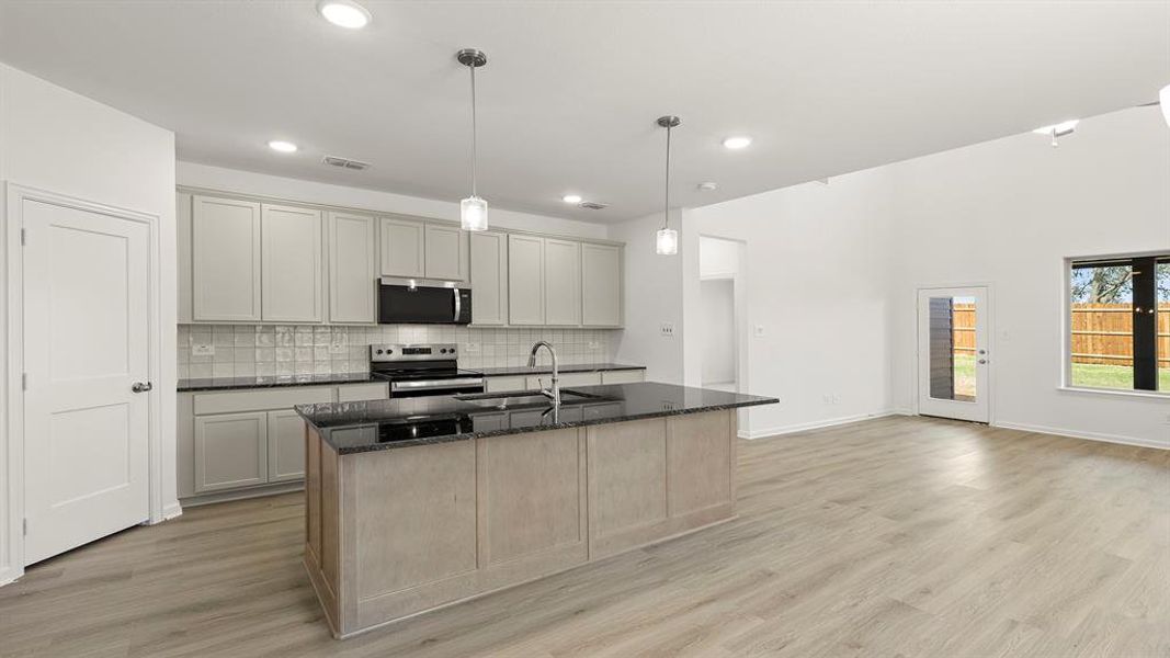 05. 1632 Edgeway - Kitchen (2)