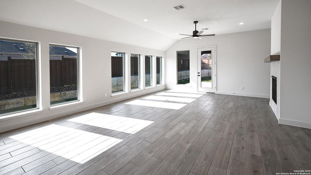 Spacious, unfurnished interior of a new home in Mayfair 50', New Braunfels (Image 16). Spacious, unfurnished interior of a new home in Mayfair 50', New Braunfels (Image 16).