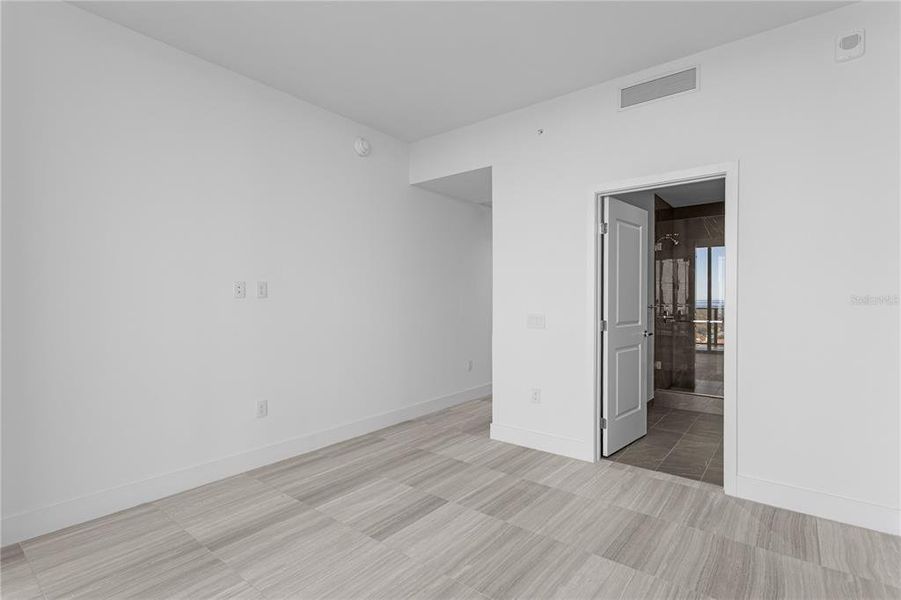 Spacious, unfurnished interior of a new home in , Tampa (Image 67).