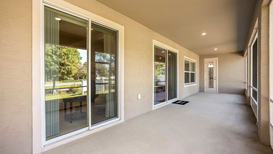 Exterior details and patio area of a home in Sugarmill Woods, Homosassa (Image 29).