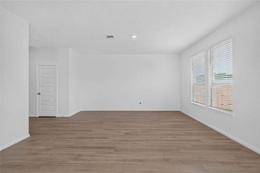 Spacious, unfurnished interior of a new home in Oakwood Trails, Tomball (Image 23). Spacious, unfurnished interior of a new home in Oakwood Trails, Tomball (Image 23).