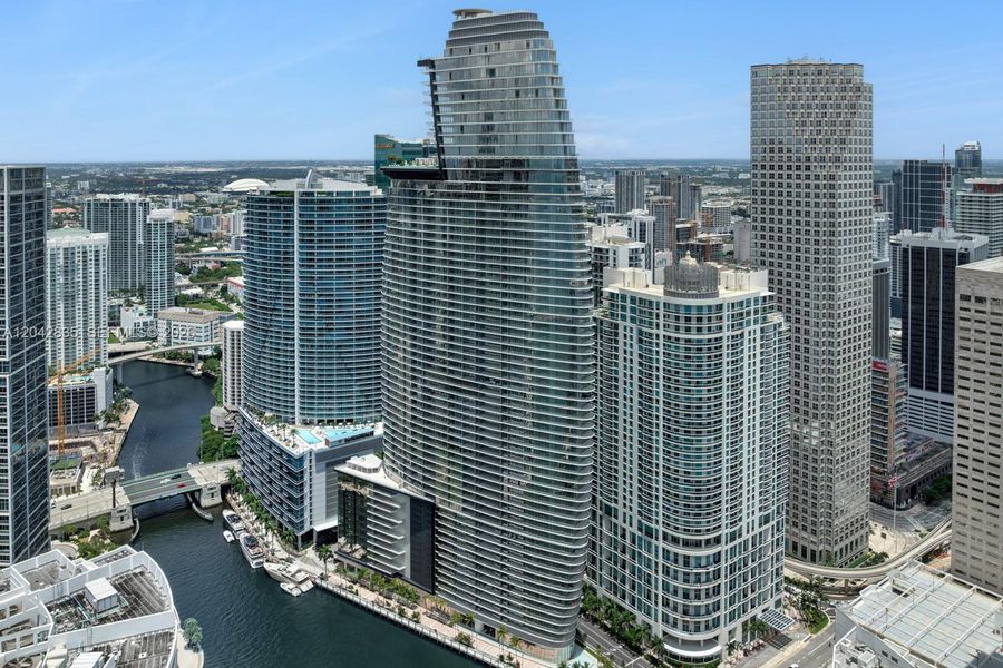 Condo located in Miami, FL showcasing its design and architecture (Image 27).