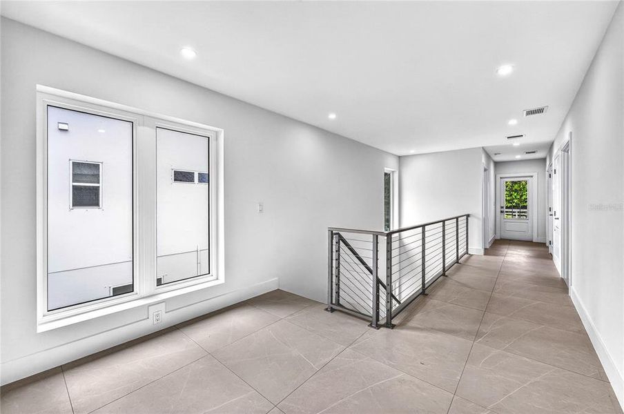 Spacious, unfurnished interior of a new home in , Sarasota (Image 51).