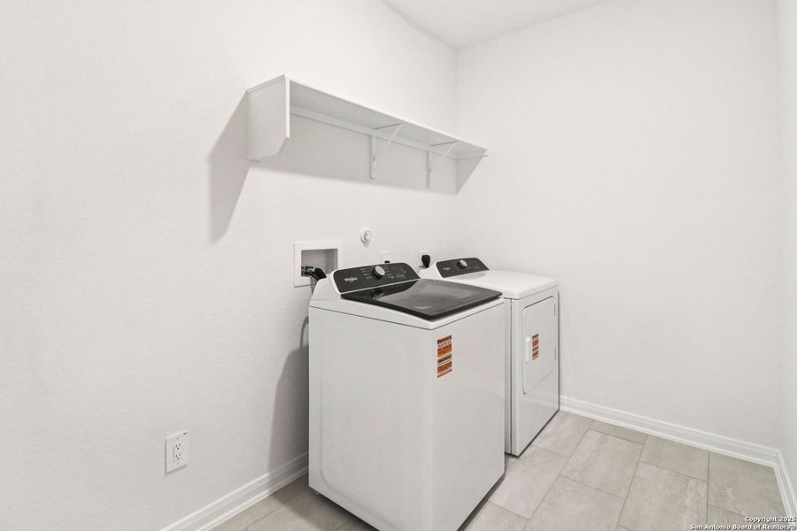 Close-up of interior finishes inside a home in Catalina, Converse (Image 18).