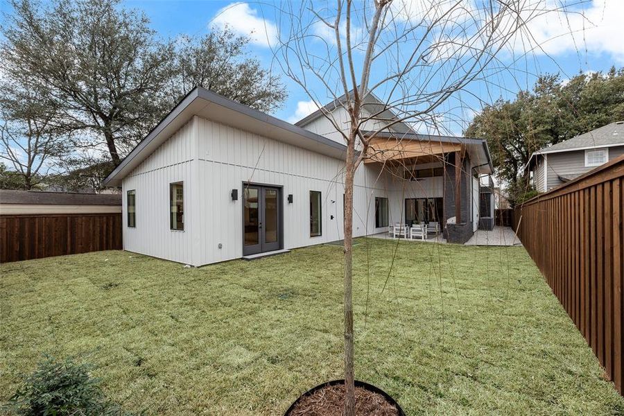 Exterior details and patio area of a home in , Dallas (Image 3).