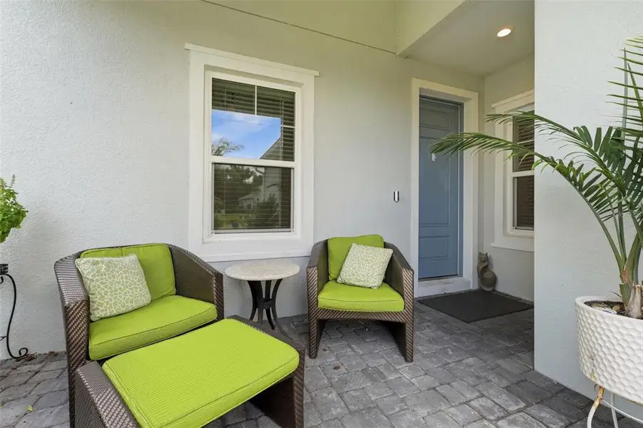 Exterior details and patio area of a home in , Venice (Image 4).