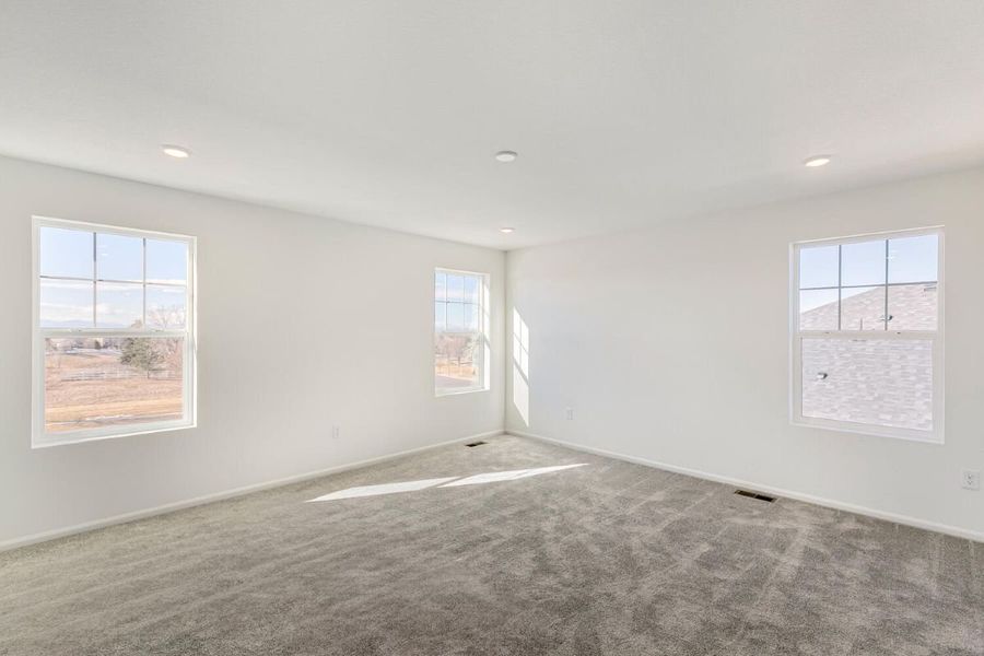 Spacious, unfurnished interior of a new home in Murphy Creek Reserve, Aurora (Image 8).