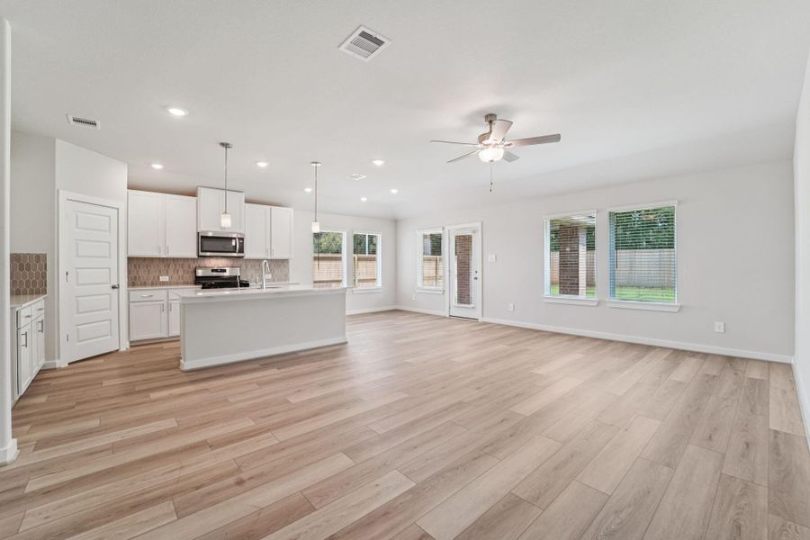 Spacious, unfurnished interior of a new home in Stewart's Ranch, Conroe (Image 31).
