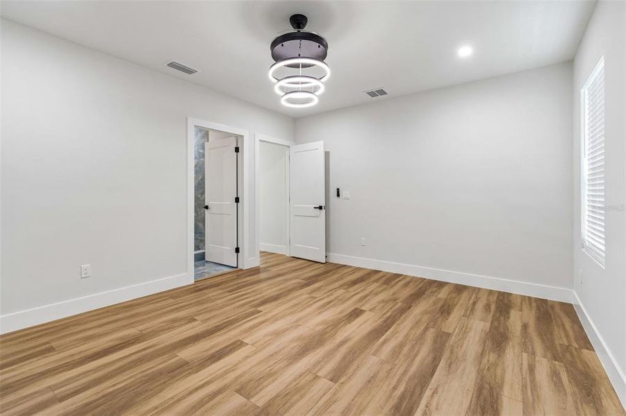 Spacious, unfurnished interior of a new home in , Tampa (Image 35).