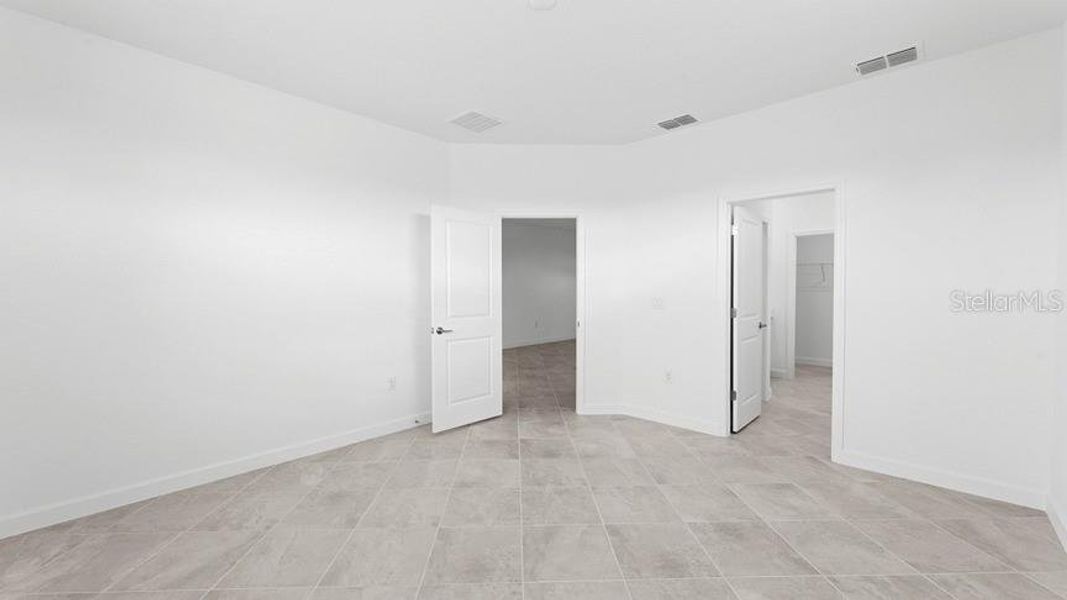 Spacious, unfurnished interior of a new home in Palm Lake at Coco Bay, Englewood (Image 14).