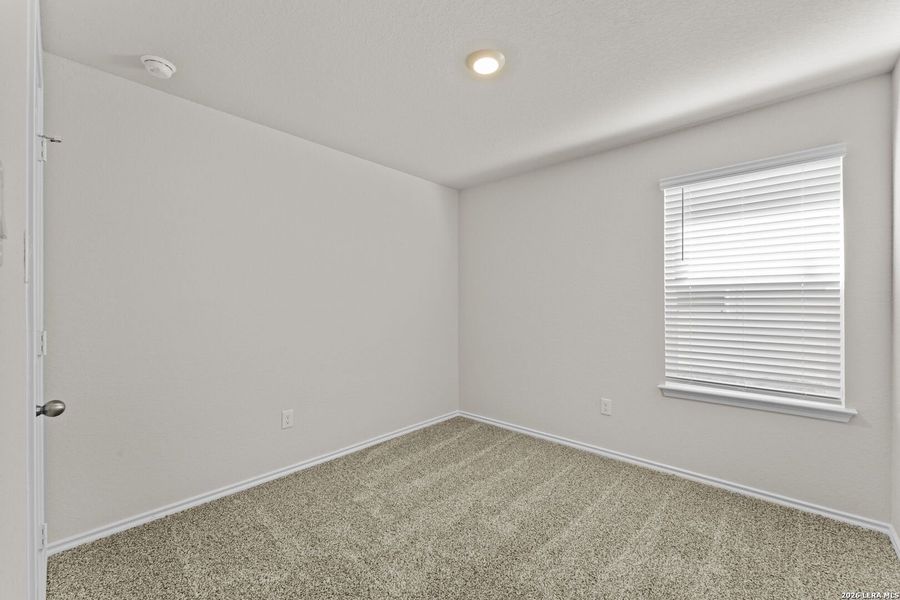 Spacious, unfurnished interior of a new home in Laurel Vistas, San Antonio (Image 12).