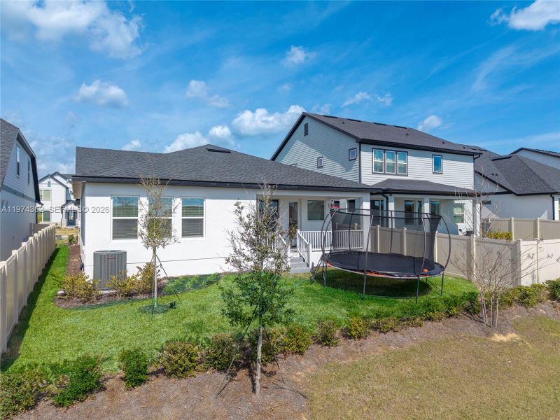 Exterior details and patio area of a home in , Clermont (Image 3).