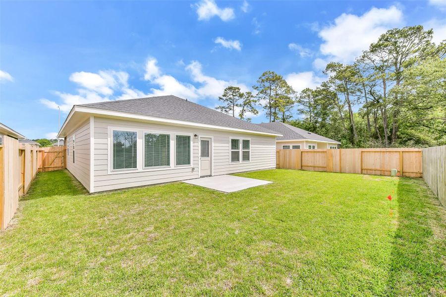 Exterior details and patio area of a home in King Oaks Village, Baytown (Image 17).