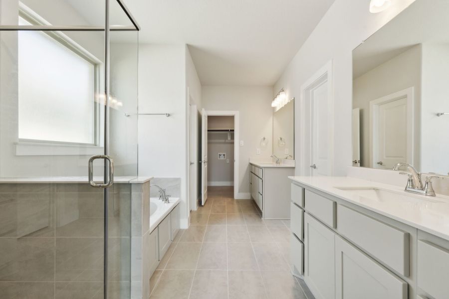 Furnished interior view inside a new home in Dove Hollow, Waxahachie (Image 11).