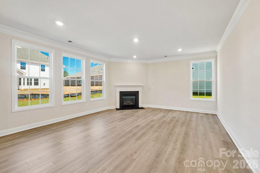Spacious, unfurnished interior of a new home in Sylvan Creek, Denver (Image 15).