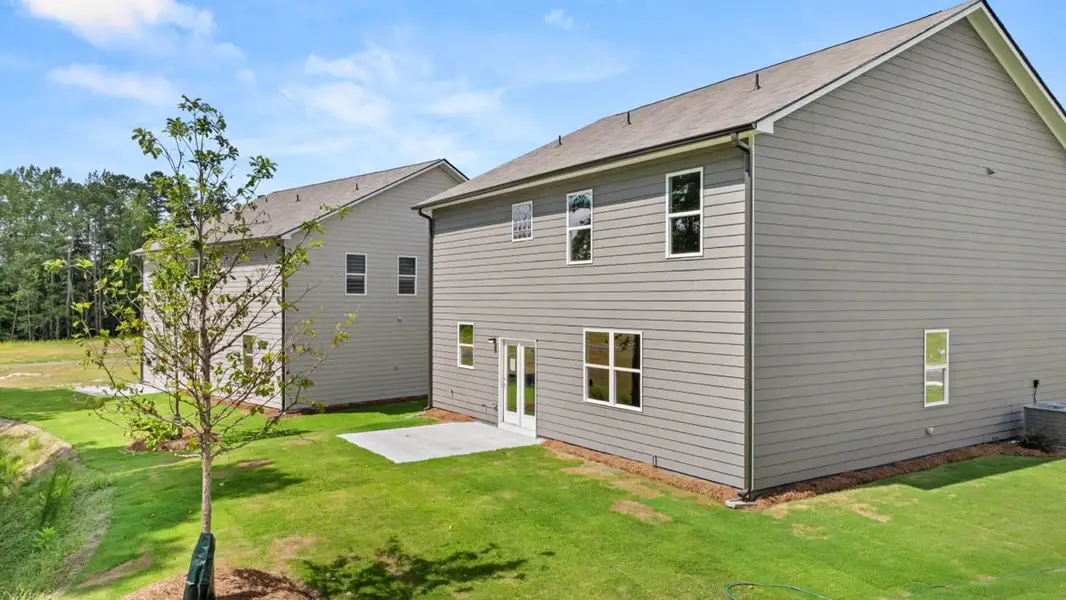 Representative exterior details of a home built from the Hanover by D.R. Horton in Northwoods at Mirror Lake, Villa Rica (Image 3).