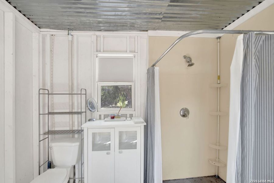 Furnished interior view inside a new home in , Bandera (Image 31).