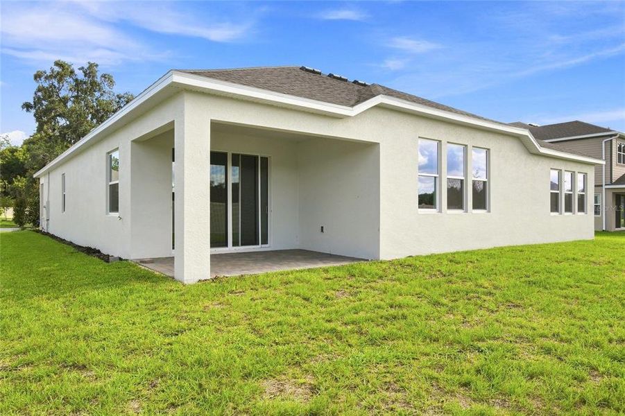 Exterior details and patio area of a home in Willow Run, Apopka (Image 19).
