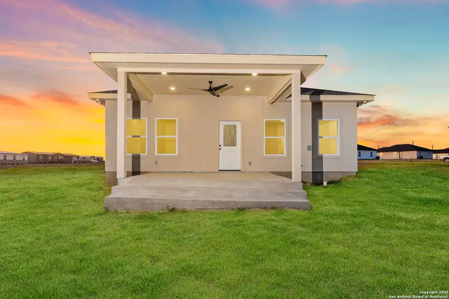 Exterior details and patio area of a home in , La Vernia (Image 4).