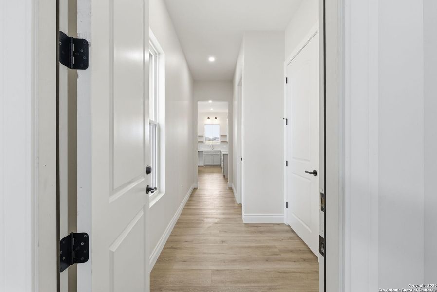 Spacious, unfurnished interior of a new home in , Bandera (Image 38).