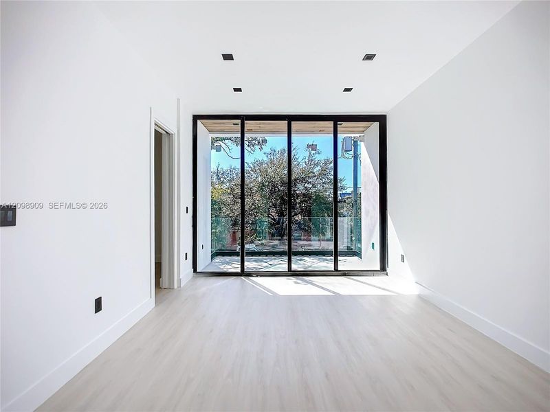 Spacious, unfurnished interior of a new home in , Miami (Image 18).