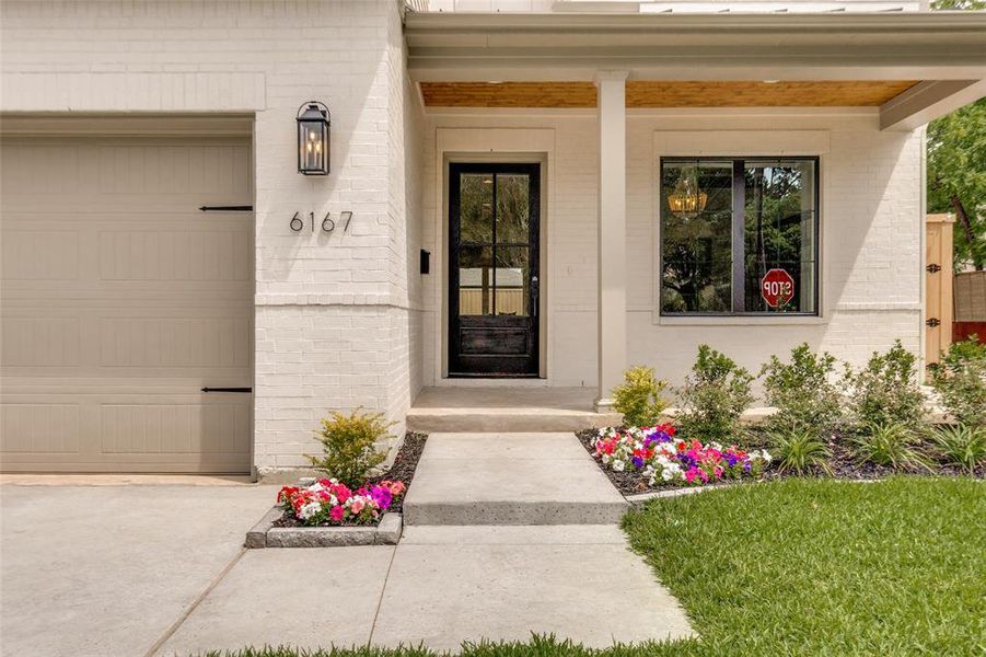Exterior details and patio area of a home in , Dallas (Image 4).