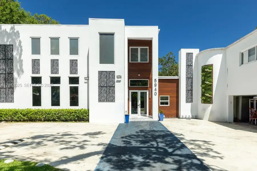 Exterior details and patio area of a home in , Dania Beach (Image 3).