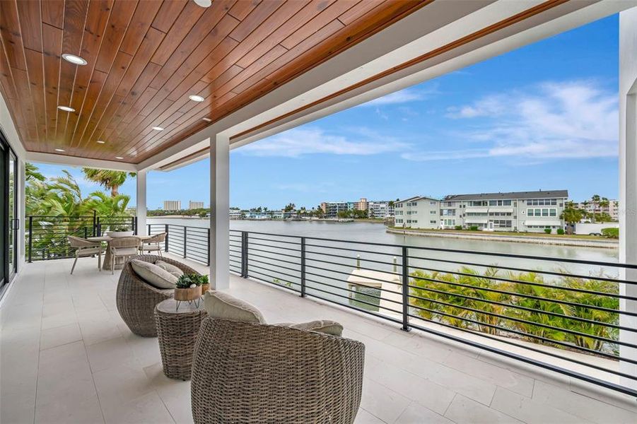 Exterior details and patio area of a home in , St. Petersburg (Image 33).