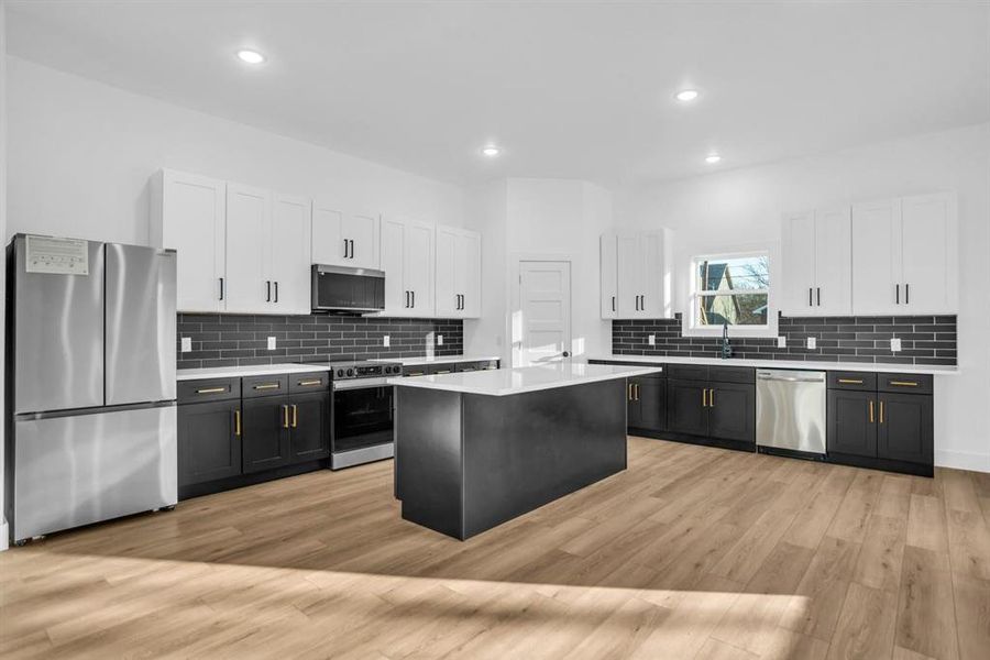 Furnished interior view inside a new home in , Waxahachie (Image 8).