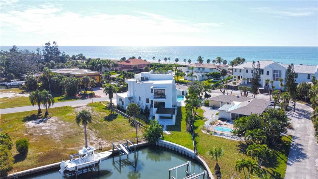 Condo located in Longboat Key, FL showcasing its design and architecture (Image 6).