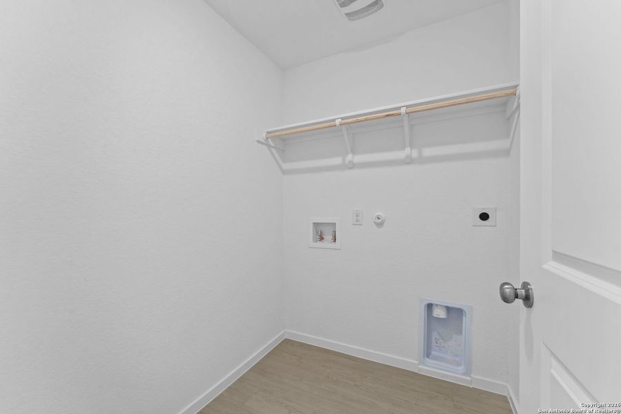 Spacious, unfurnished interior of a new home in Voss Farms, New Braunfels (Image 13).