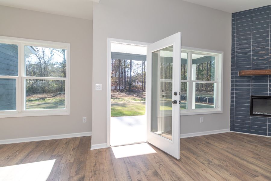 Spacious, unfurnished interior of a new home in Standing Oaks, Senoia (Image 30).