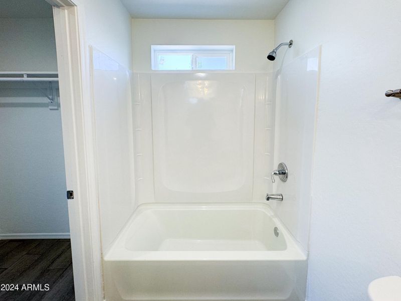 Shower/ Tub