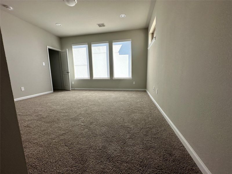 Spacious, unfurnished interior of a new home in Sienna, Missouri City (Image 30).