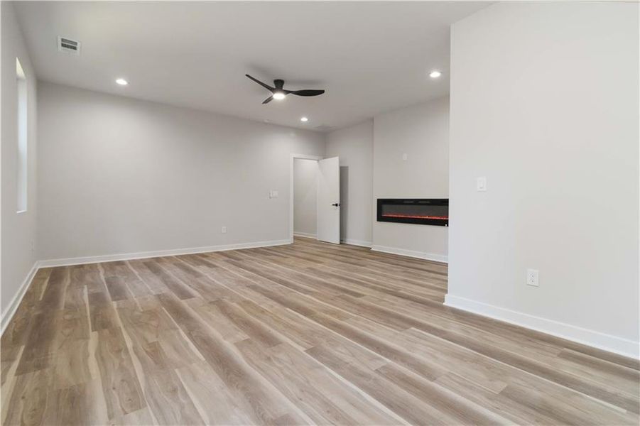 Spacious, unfurnished interior of a new home in , Atlanta (Image 9).