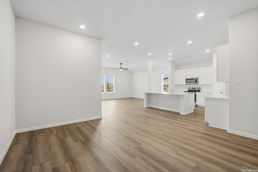 Spacious, unfurnished interior of a new home in Cinco Lakes, San Antonio (Image 24).