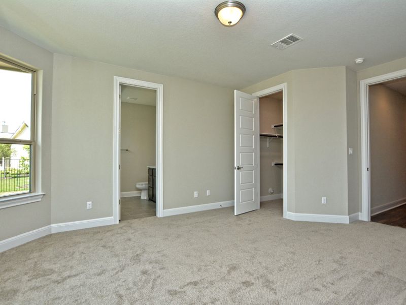 Representative unfurnished interior of a home built from the Santa Barbara II by Giddens Homes in Scofield Farms Estates, Georgetown (Image 111).