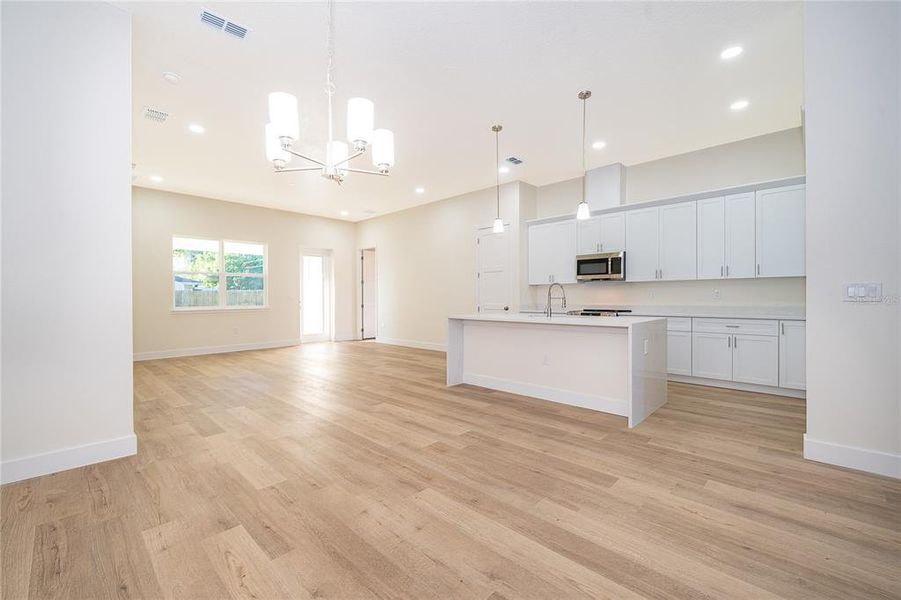 Spacious, unfurnished interior of a new home in , Casselberry (Image 8).