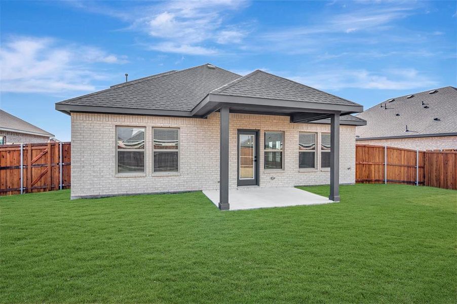 Exterior details and patio area of a home in Rolling Ridge, Van Alstyne (Image 22).